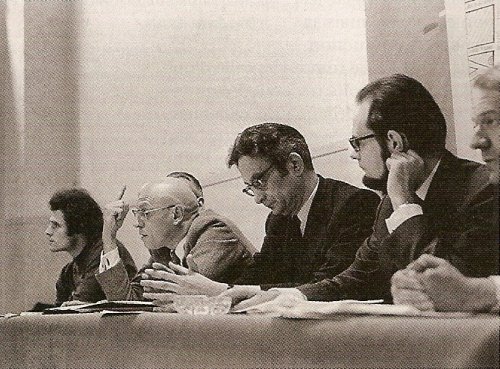 Conférence de presse à Paris en 1971 pour protester contre les violences policières dont a été victime le journaliste Alain Jaubert. De gauche à droite : Michel Foucault, Claude Mauriac, Denis Langlois et Gilles Deleuze.