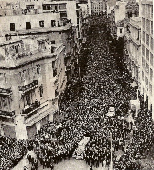 Obsèques de Georges Papandréou. 300.000 personnes manifestent dans les rues d'Athènes contre la dictature des colonels, 3 novembre 1968.
