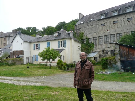 Me Denis Langlois devant l'ancienne maison de Guillaume Seznec à Morlaix, en mai 2015.